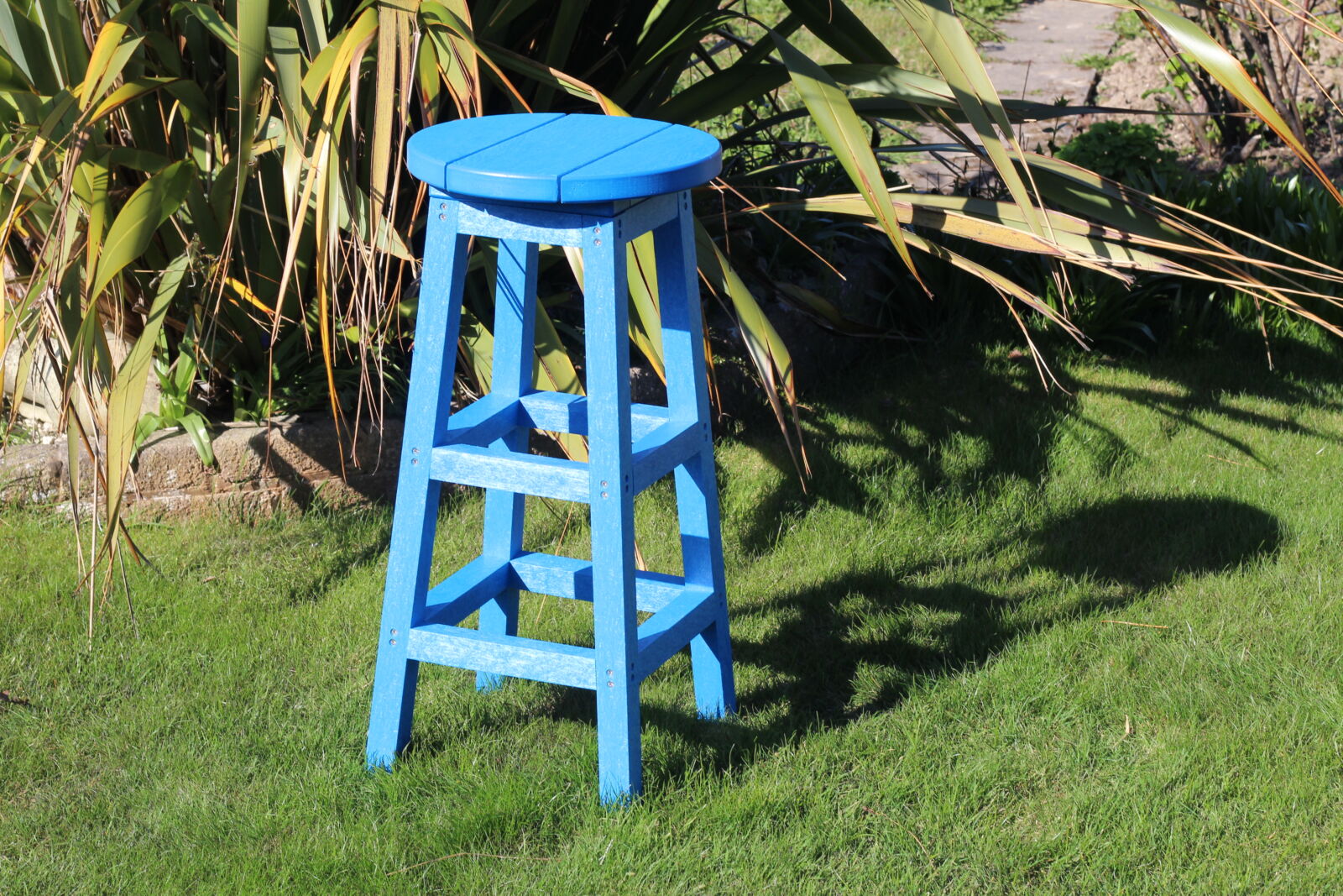 Blue recycled plastic garden bar stool on grass | Mobek